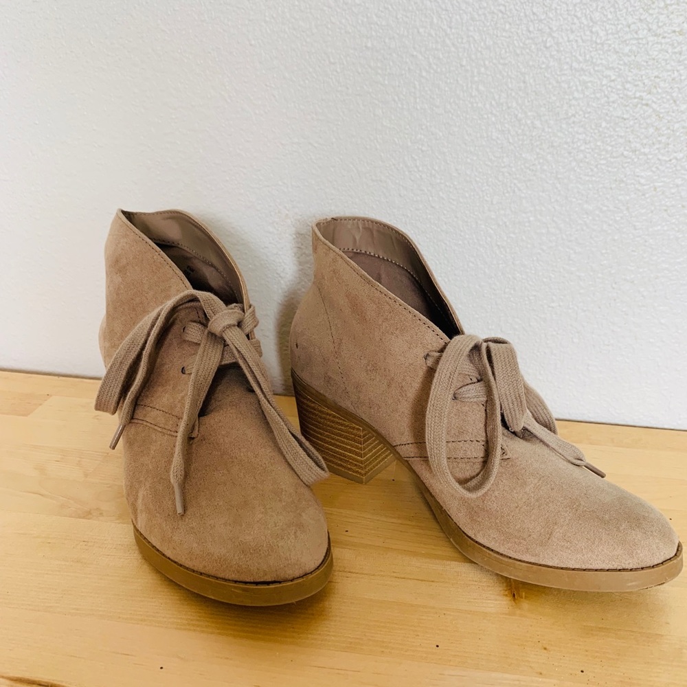 Lace up low boots